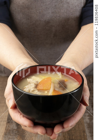 手持熱氣騰騰的味噌湯，端上桌 119836408