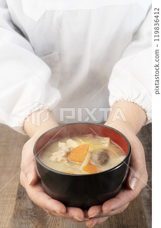 手持熱氣騰騰的味噌湯，端上桌 119836412