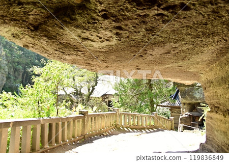 連接觀音堂和本殿的布引山碼頭的山路的岩石天花板 119836849
