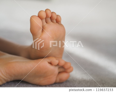 赤腳兒童腳底 119837233