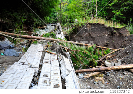 路堤已經倒塌，躺在路邊，被刮掉了。 119837242