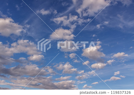 陽光斜射下的雲彩【傍晚風景造型為背景素材】 陽光斜射下的雲彩【傍晚風景造型為背景素材】 119837326