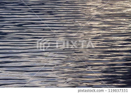 水面隨著彩雲的倒影閃閃發光、搖曳不定【湖面地層作為背景素材】 水面隨著彩雲的倒影閃閃發光、搖曳不定【湖面地層作為背景素材】 119837331