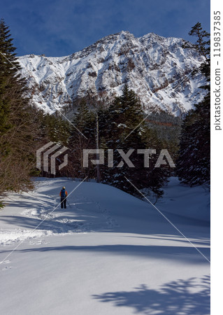從行者小屋下方看到冬天的八嶽山脈赤嶽山 119837385