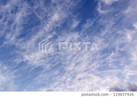 陽光斜射下的雲彩【傍晚風景造型為背景素材】 陽光斜射下的雲彩【傍晚風景造型為背景素材】 119837426