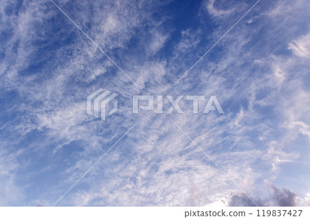 陽光斜射下的雲彩【傍晚風景造型為背景素材】 陽光斜射下的雲彩【傍晚風景造型為背景素材】 119837427