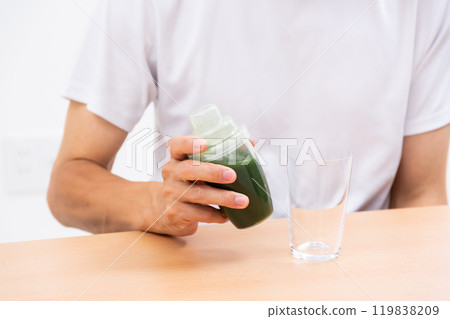 將綠汁放入搖酒壺中混合 119838209