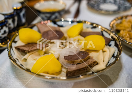 哈薩克族傳統食品“Besbarmak” 哈薩克族傳統食品“Besbarmak” 119838341