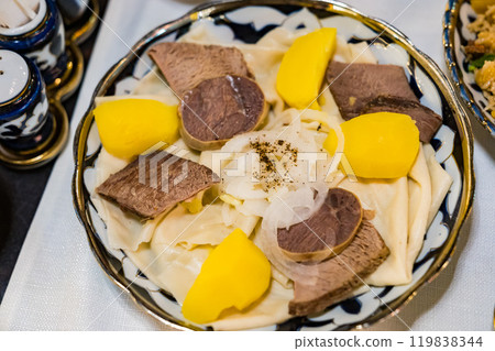 哈薩克族傳統食品“Besbarmak” 119838344