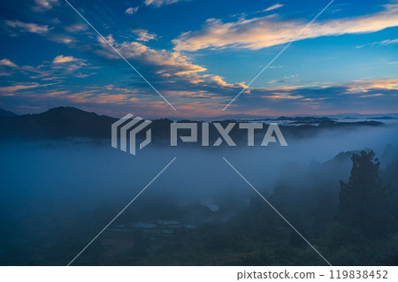 [Niigata Prefecture] Foggy autumn at Hoshi Pass and rice terraces at dawn 119838452
