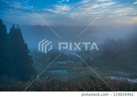 [Niigata Prefecture] Foggy autumn at Hoshi Pass and rice terraces at dawn 119838462