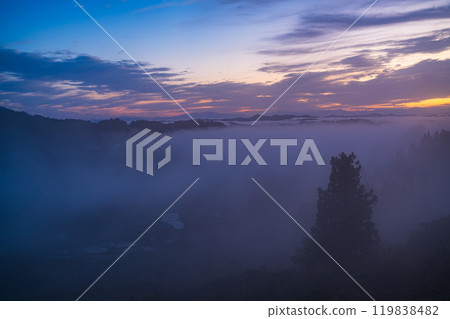 [Niigata Prefecture] Autumn Hoshi Pass and rice terraces enveloped in a sea of clouds at dawn 119838482