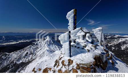 八嶽山脈和赤岳峰的冬季風景 八嶽山脈和赤岳峰的冬季風景 119838813