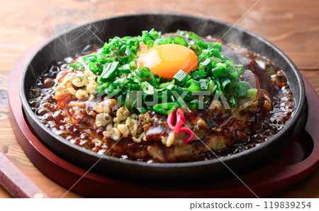 Otsukimi okonomiyaki with plenty of spring onions grilled on a hot plate (green onion and egg, green onion yaki) Otsukimi okonomiyaki with plenty of spring onions grilled on a hot plate (green onion and egg, green onion yaki) 119839254