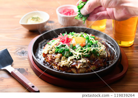 Otsukimi okonomiyaki with plenty of spring onions grilled on a hot plate (green onion and egg, green onion yaki) 119839264