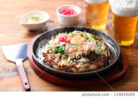 用鐵板烤的月見禦好燒（蔥燒） 119839269