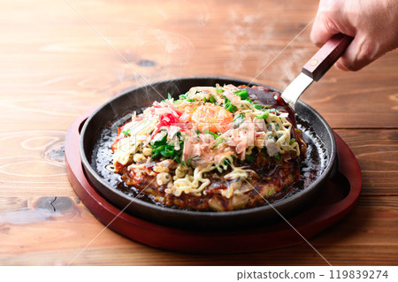 Otsukimi okonomiyaki with plenty of spring onions grilled on a hot plate (green onion and egg, green onion yaki) Otsukimi okonomiyaki with plenty of spring onions grilled on a hot plate (green onion and egg, green onion yaki) 119839274