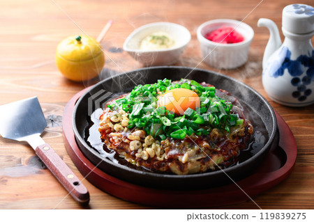 Otsukimi okonomiyaki with plenty of spring onions grilled on a hot plate (green onion and egg, green onion yaki) Otsukimi okonomiyaki with plenty of spring onions grilled on a hot plate (green onion and egg, green onion yaki) 119839275