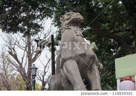 神社裡一尊石雕守護犬(亞伽塔)雕像在藍天下咆哮,彷彿在驅趕邪靈。 神社裡一尊石雕守護犬(亞伽塔)雕像在藍天下咆哮,彷彿在驅趕邪靈。 119839381