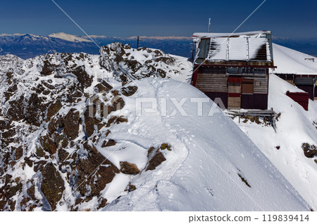 嚴冬的赤嶽山頂山間小屋和淺間山/谷川連峰 119839414