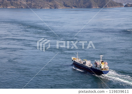 從來島海峽大橋前往彩田的貨船 119839611