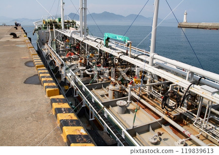 化學品船停泊在今治倉敷碼頭 119839613