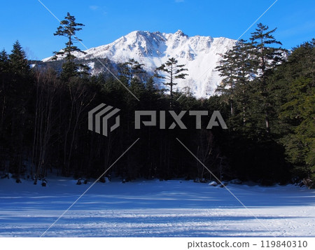 Winter in Yatsugatake, Midori Pond and Tengu Mountain Winter in Yatsugatake, Midori Pond and Tengu Mountain 119840310