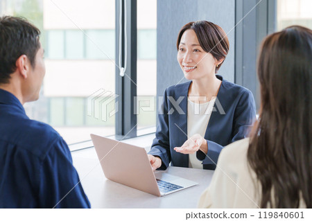 A female real estate salesperson and her customer couple 119840601