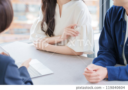 A female real estate salesperson and her customer couple 119840604