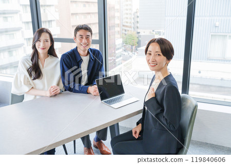 女性房地產推銷員和顧客夫婦 女性房地產推銷員和顧客夫婦 119840606