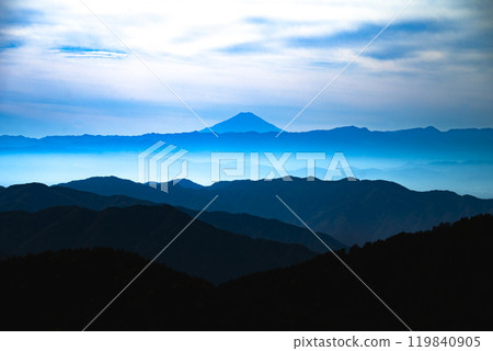 The silhouette of Mt. Fuji floating among the sea of clouds and mountain ranges The silhouette of Mt. Fuji floating among the sea of clouds and mountain ranges 119840905
