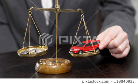 女人的手稱量汽車和金錢 119840922