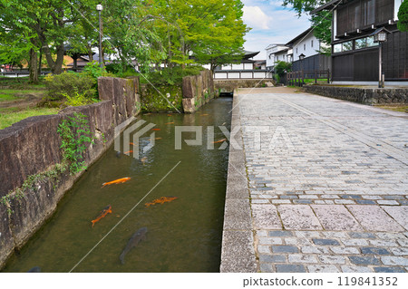 [瀨戶川和白壁土藏街的風景] 岐阜縣飛驒市古川町殿町 119841352
