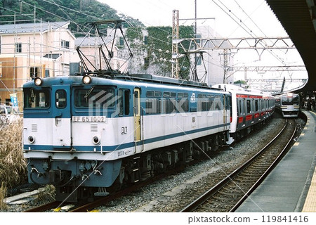 EF65 No. 1002 (E331 series class A transport) stopping at Zushi EF65 No. 1002 (E331 series class A transport) stopping at Zushi 119841416