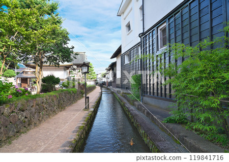 [瀨戶川和白壁土藏街的風景] 岐阜縣飛驒市古川町殿町 119841716
