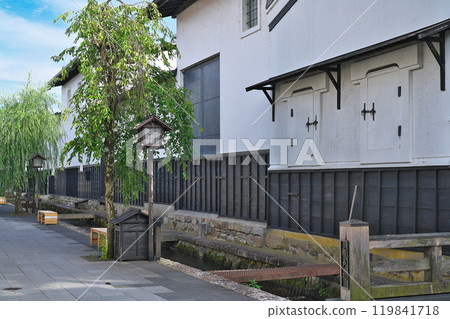 [瀨戶川和白壁土藏街的風景] 岐阜縣飛驒市古川町殿町 119841718