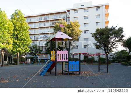 住宅區公園內的遊樂設施 119842233