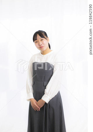 穿著裙子的年輕女子 穿著裙子的年輕女子 119842590