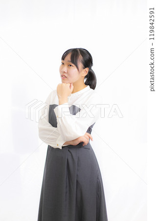 穿著裙子的年輕女子 穿著裙子的年輕女子 119842591