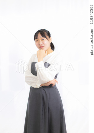 穿著裙子的年輕女子 穿著裙子的年輕女子 119842592