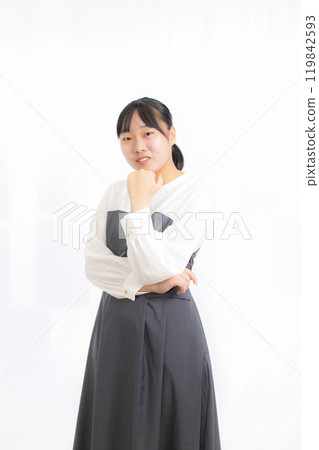 穿著裙子的年輕女子 穿著裙子的年輕女子 119842593