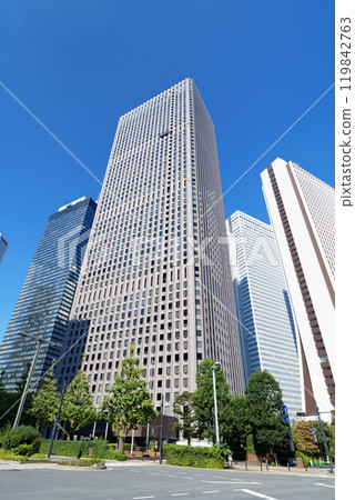 Tokyo: Buildings and office areas in Nishi-Shinjuku 119842763