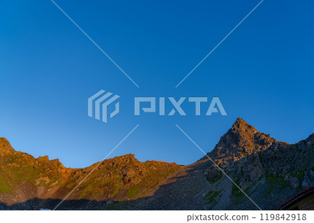 [Mountain material] Mt. Yari dyed in the morning glow as seen from Yarisawa Cirque [Nagano Prefecture] 119842918