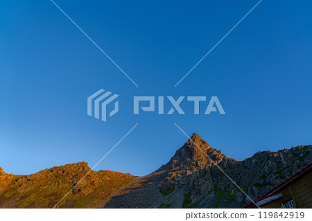 [Mountain material] Mt. Yari dyed in the morning glow as seen from Yarisawa Cirque [Nagano Prefecture] 119842919