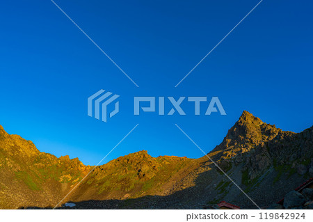 [山材料]從Yarisawa Carl看到的Morgenrot染成的Yarigatake山[長野縣] 119842924