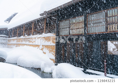 [World Heritage] Heavy snowfall in Shirakawa-go [Gifu Prefecture] 119843215