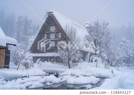 [World Heritage] Heavy snowfall in Shirakawa-go [Gifu Prefecture] 119843227