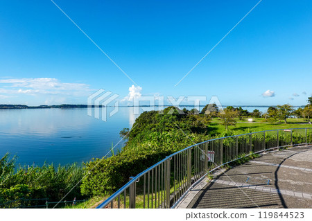 Autumn morning: A clear, sunny day at Lake Hamana Service Area (Hamamatsu, Shizuoka Prefecture) 119844523