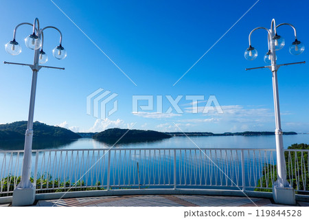 秋天的早晨，陽光明媚的濱名湖服務區（靜岡縣濱松市） 119844528