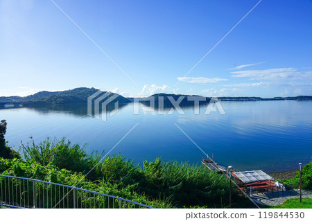 秋天的早晨，陽光明媚的濱名湖服務區（靜岡縣濱松市） 119844530